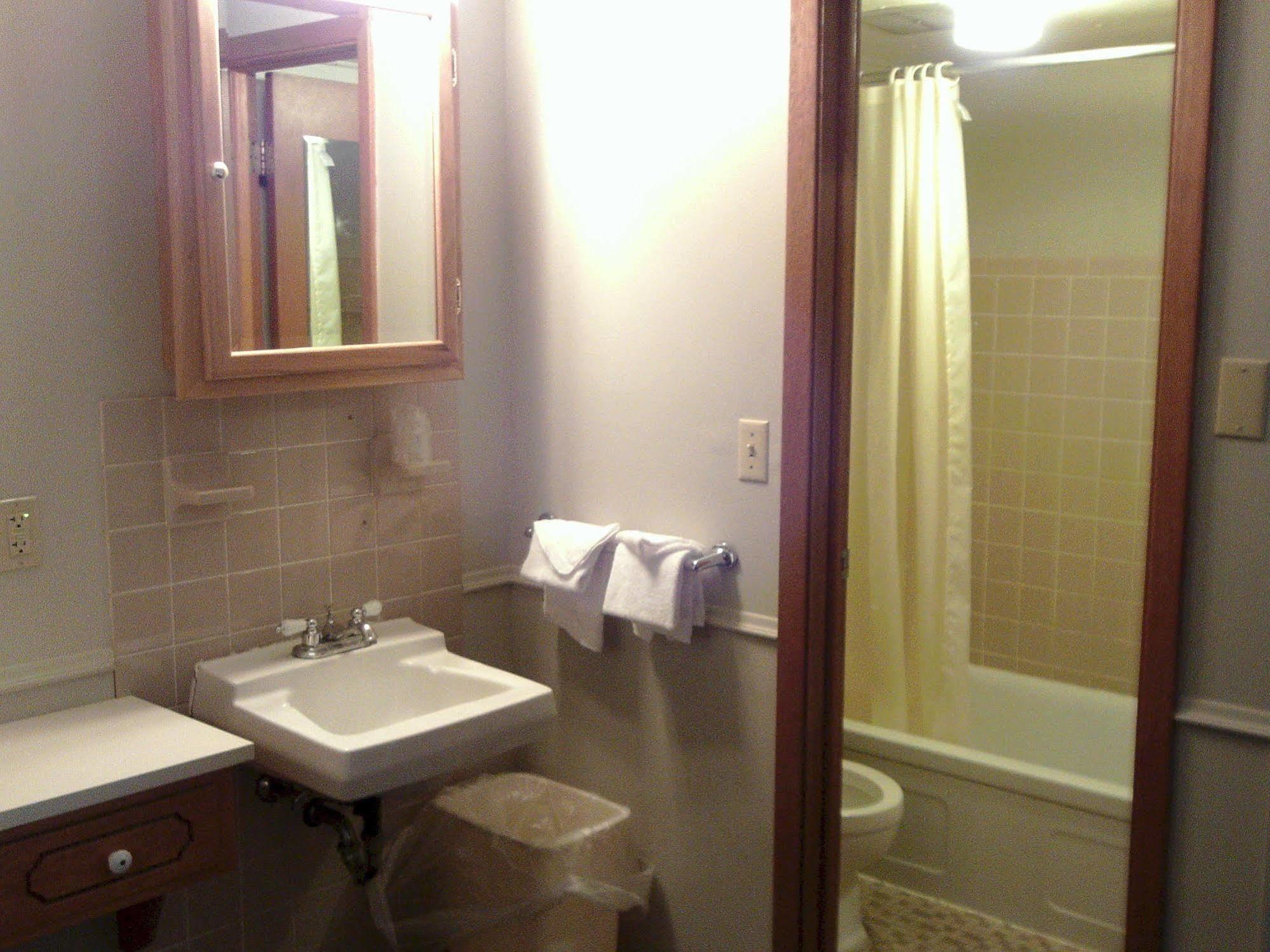 2Nd Street Inn & Suites Рочестер Экстерьер фото